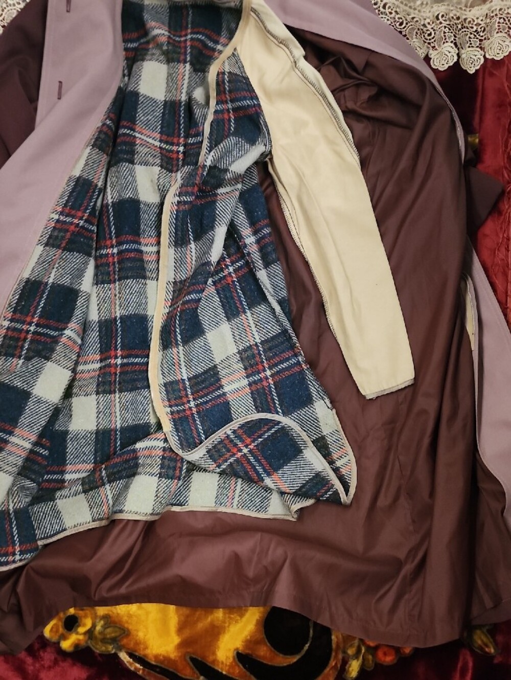 Vintage GEM ๐ Belted Trench Coat with Wool Insert And Soft Pink Piping - Picture 13 of 13